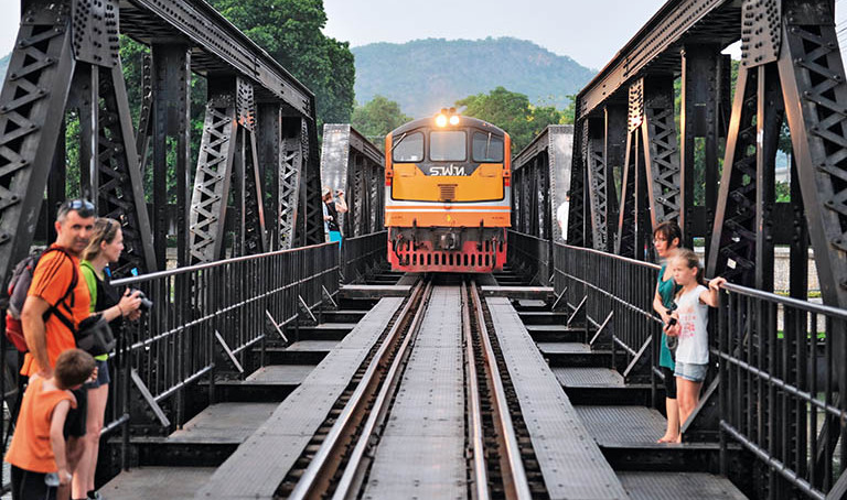 在泰国，乘坐一列开往80年前的火车